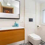 Antonia House Ачи Костелло